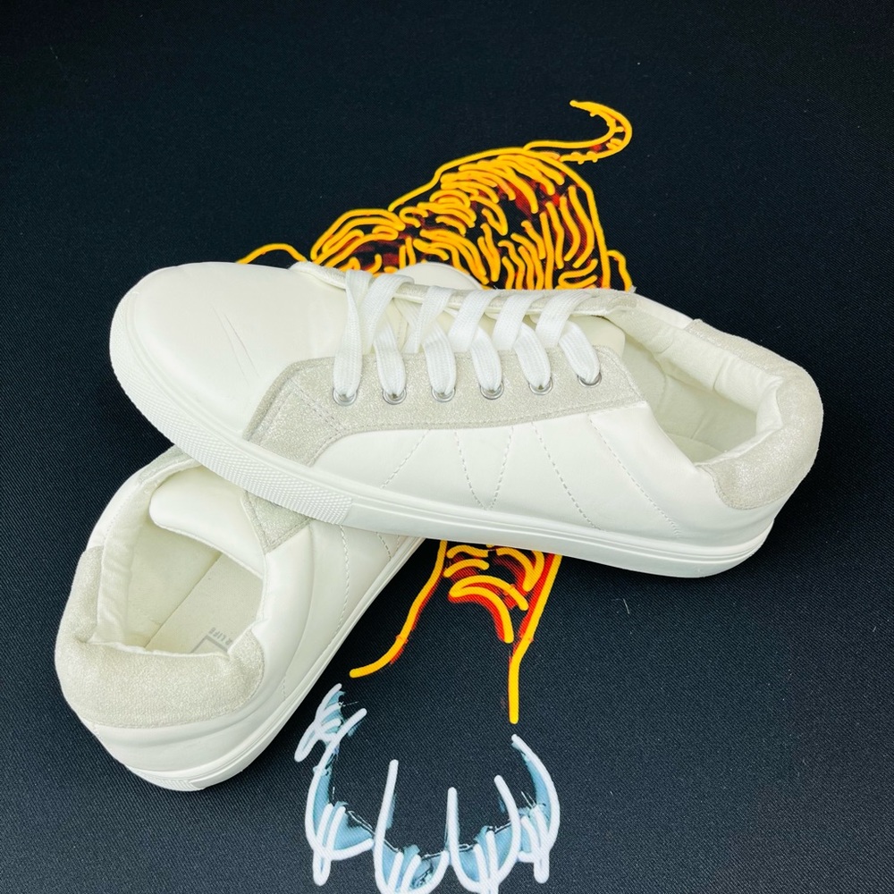 Lust For Life Women’s Beautiful Classic Lace Up White Walking Shoes Size 9